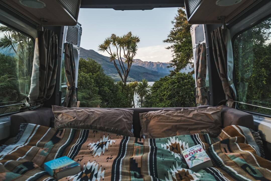 Interno di un camper con vista sulle montagne in Nuova Zelanda