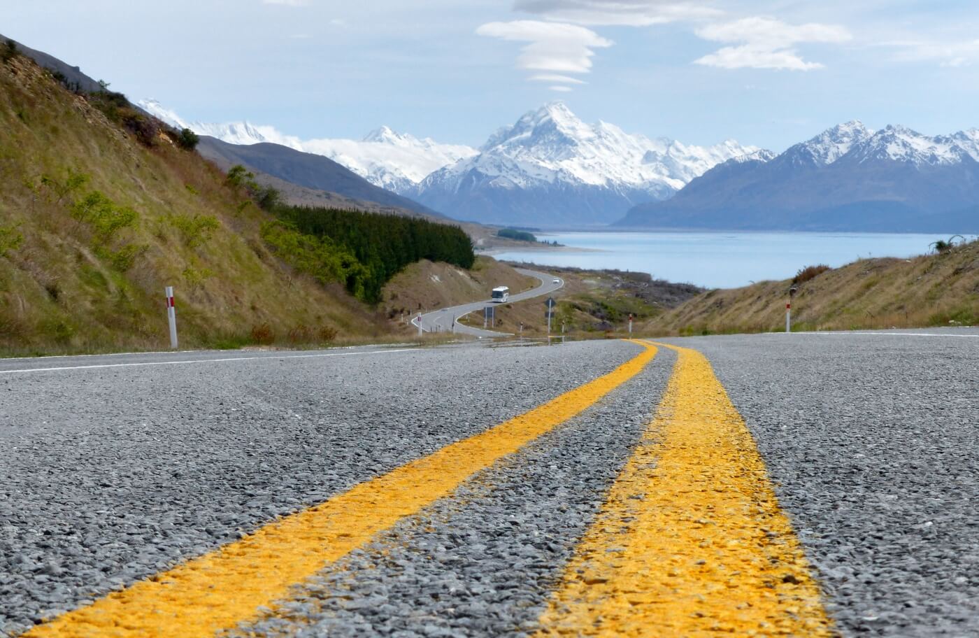 Strada panoramica verso Mount Cook durante un viaggio in camper in Nuova Zelanda