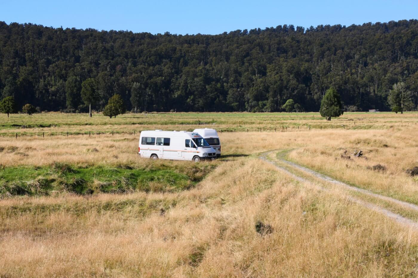 Camper e van parcheggiati in una zona di freedom camping nella West Coast della Nuova Zelanda