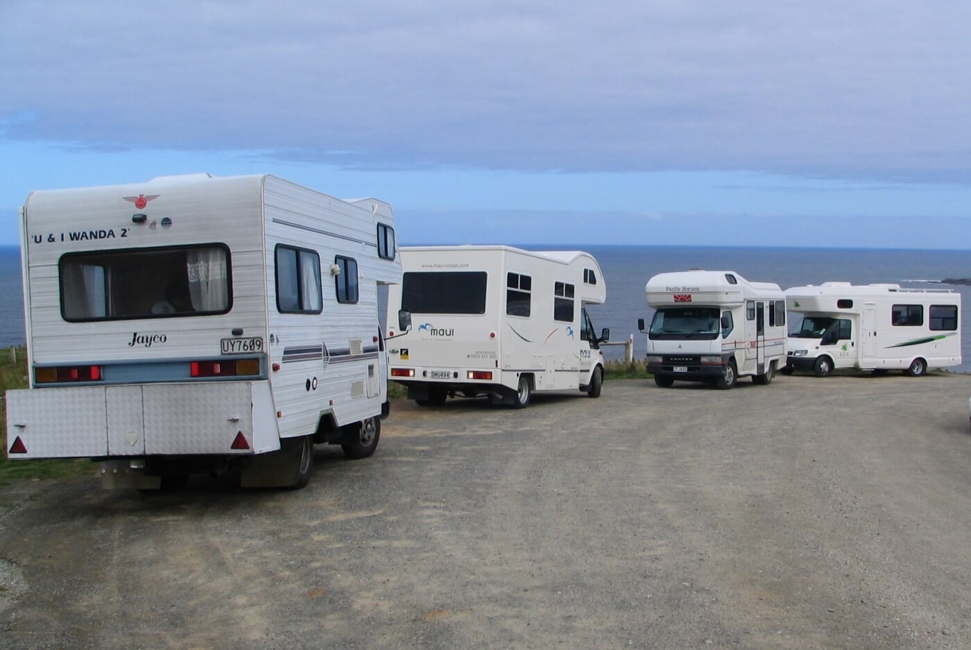 Camper e van parcheggiati al belvedere di Tautuku Bay in Nuova Zelanda